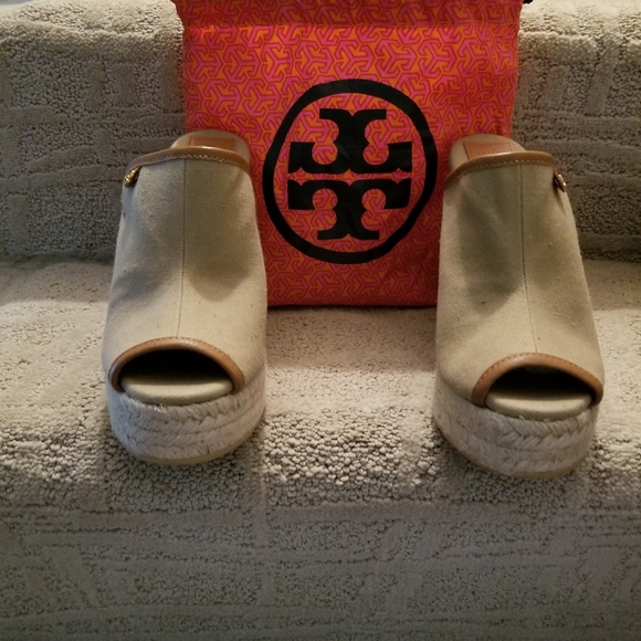 BRAND NEW TORY BURCH CANVAS WEDGE SANDALS SIZE 7 - Picture 1 of 3